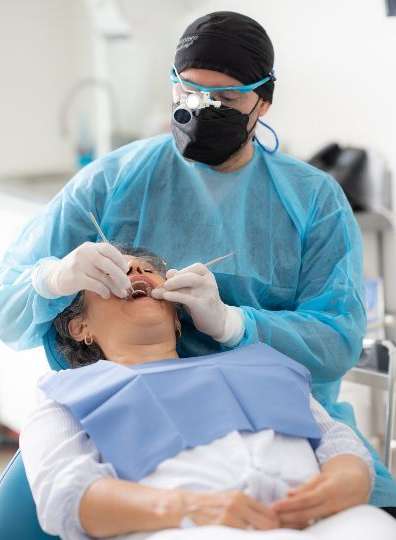 Especialista realizando implante dental